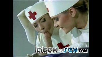 free медсестры в латексе угощают парня в резиновом противогазе video