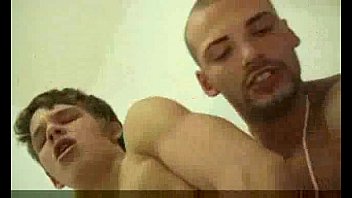 free возбужденный твинк с мускулистым пареньком занимается сексом без презерватива в праге praguefan video