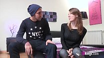 free парень с большим членом и застенчивая юная девушка встречаются и трахаются впервые video