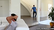 free крошечная милфамачеха и пасынок трахаются во время футбольного матча video
