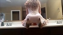 free скачет на моем фаллоимитаторе на стойке в ванной video