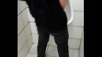 free menino safado mijando de perna aberta video