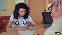 free подросток трахает старика скачет на его большом члене и сосет его глубоко вылизывая его яйца video