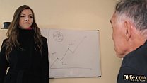 free шлюховатая тинка принимает сперму на свой язык и глотает ее после жесткого траха с пожилым парнем video
