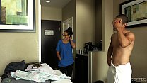 free обслуживание номеров шлюховатая горничнаялатинка джолла трахает гостя отеля и наводит беспорядок в номере video