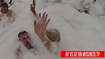 free парень против подруги титус стил и жасмин руж занимаются публичным сексом во время вечеринки у бассейна с пеной в video