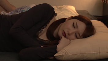 free httpsbitly3s0ustv 옆에 누나가 있는데도 소리를 끄지 않고 av를 보는 형 그것을 눈치챈 언니는 못 본 척 하려 하지만 사타구니는 그녀의 말을 듣지 않고4부 video