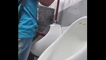 free возбужденные натуралы видят булочки в писсуаре в ванной торгового центра video
