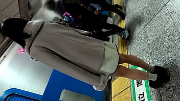 free 같은 아파트에 사는 검은 머리와 아름다운 다리의 엔짱을 따라갔다 나는 그녀를 엘리베이터에서 만났다 나는 즉시 그녀를 따라 그녀의 방으로 갔다 그녀의 치마와 질내 사정의 내부 사진 video