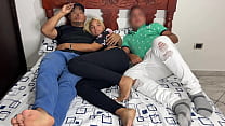 free смотрю фильм с моим парнем и его лучшим другом который ложится рядом со мной и начинает трогать мою задницу рядом video