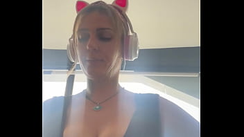 free тренируясь в спортзале я так много бегала что у меня вылезла грудь и я так возбудилась от этой сцены что промокла video