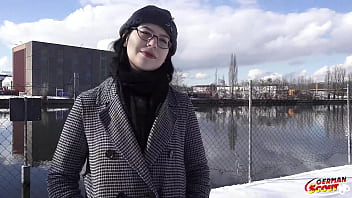free немецкий скаут девушка с черными волосами и очками мелли веном выбранная для первого кастинга в берлине video