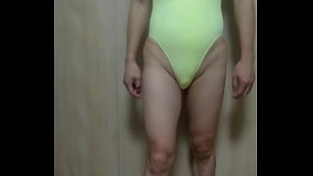 free 蛍光イエローの水着にスペードアナルプラグを挿入させて散歩させた video