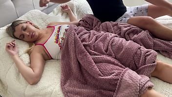 free 私の義理の兄弟は私を使い義理の両親が隣の部屋にいる間に私を video