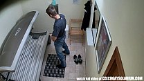 free молодого человека тайно сняли в публичном солярии video